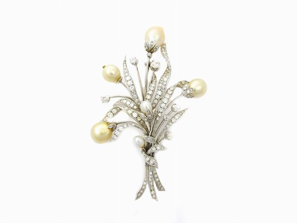 Grande spilla in oro bianco, diamanti e perle coltivate