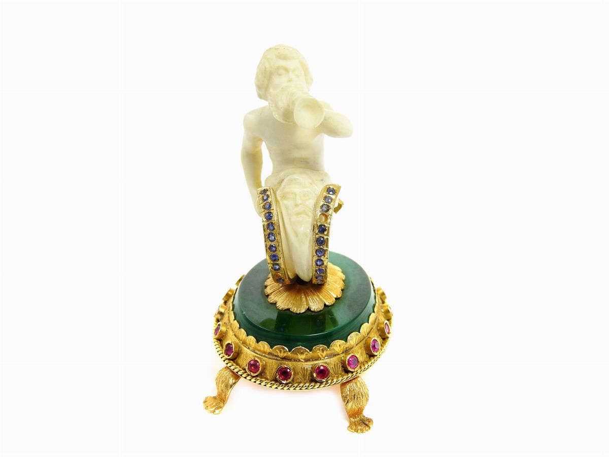 Scultura in Avorio Montata su una Base Preziosa in Oro Giallo, Malachite, Rubini e Zaffiri