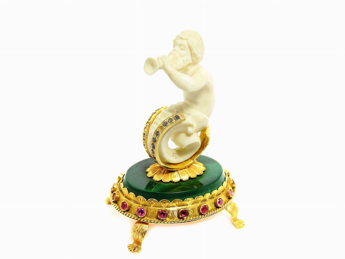 Scultura in Avorio Montata su una Base Preziosa in Oro Giallo, Malachite, Rubini e Zaffiri