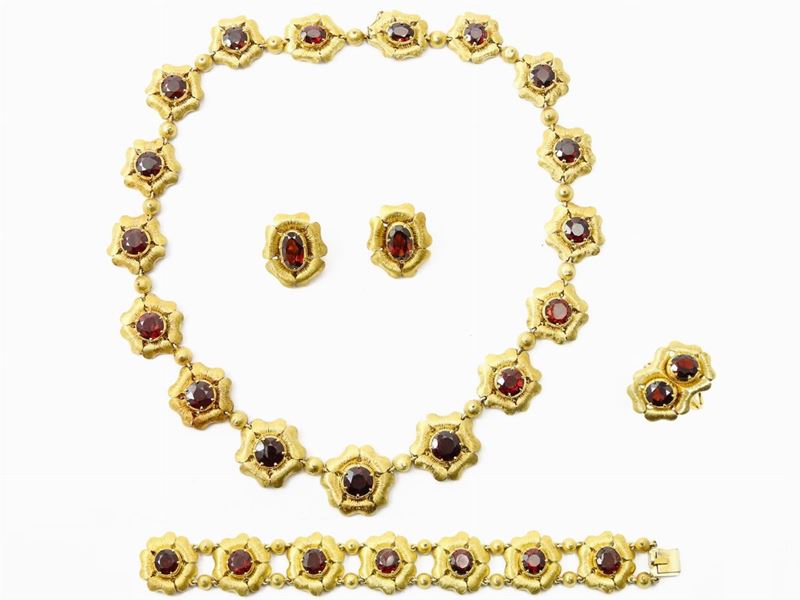 Parure Girocollo, Bracciale, Orecchini e Anello in Oro Giallo e Granati