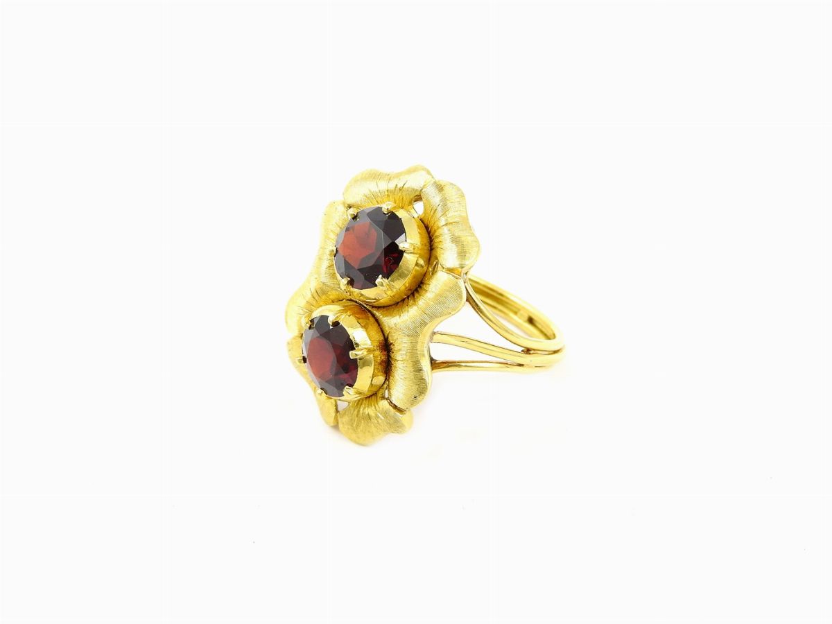 Parure Girocollo, Bracciale, Orecchini e Anello in Oro Giallo e Granati