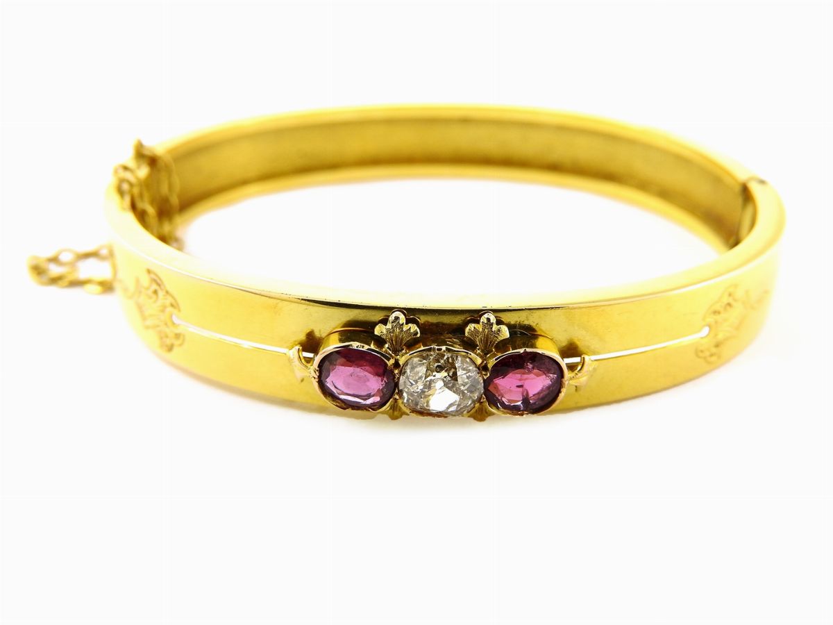 Due Bracciali Rigidi in Oro Giallo con Diamanti e Rubini