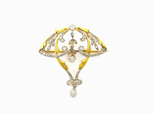 White and yellow gold brooch with diamonds and pearl