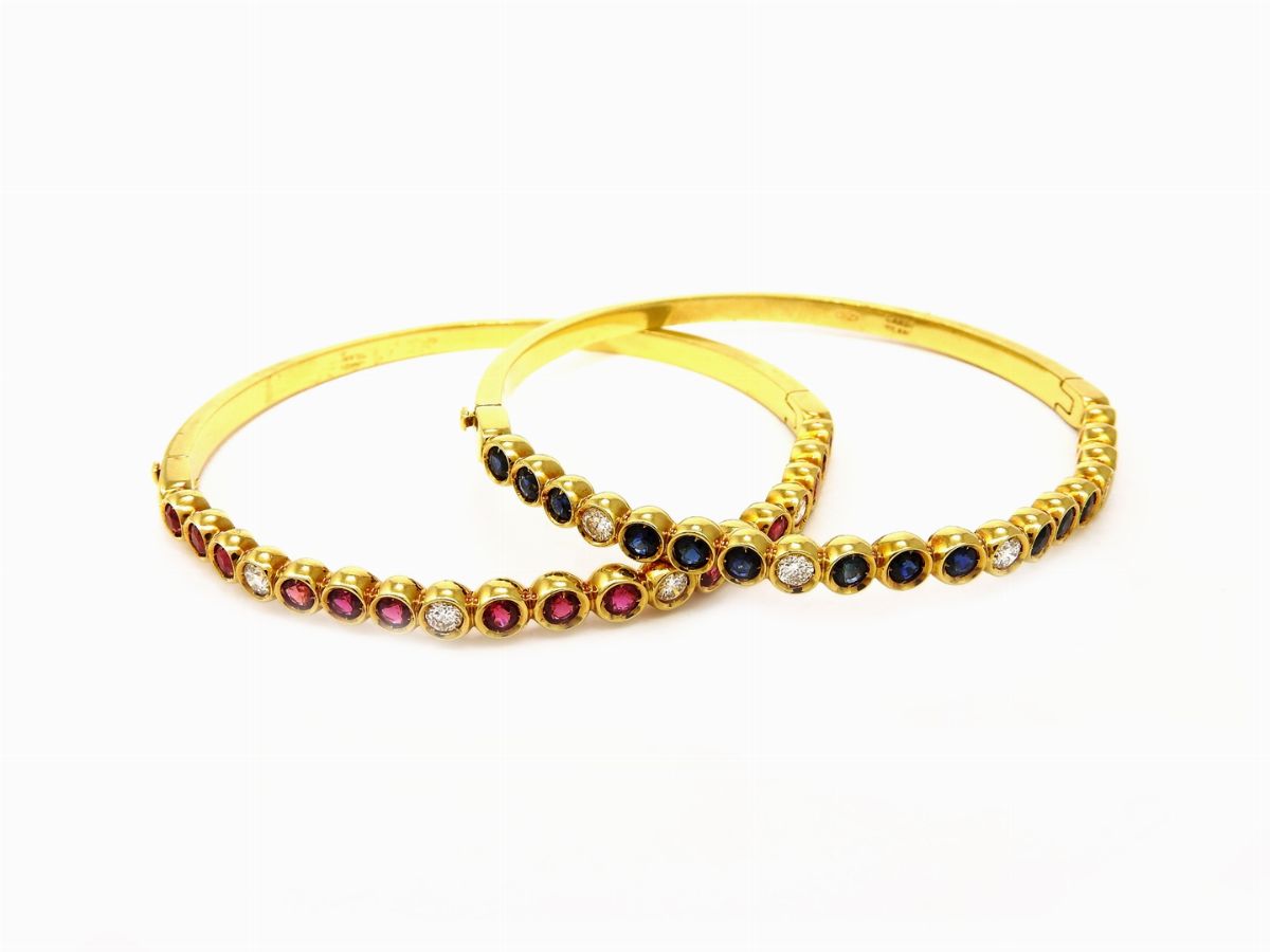 Coppia di Bracciali Rigidi Cardi in Oro Giallo, Diamanti, Rubini e Zaffiri
