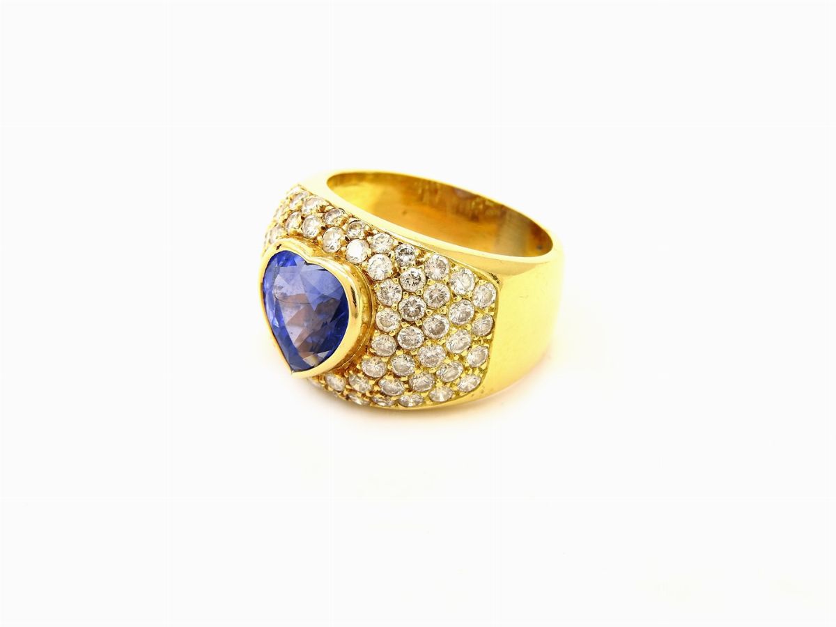 Anello a Fascia in Oro Giallo con Diamanti e Zaffiro