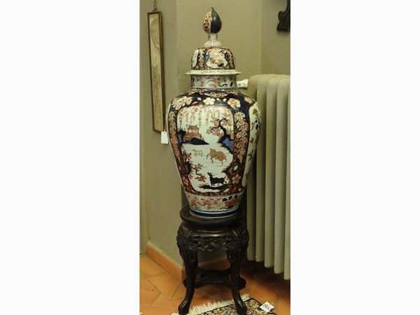 Grande vaso con coperchio in porcellana Imari