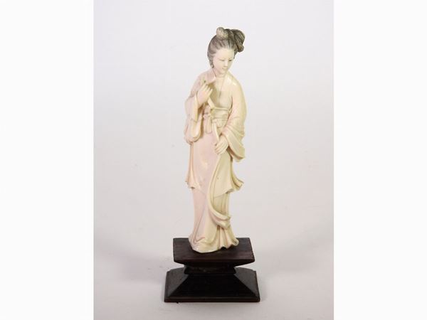 An Ivory Sculpture  (China, 19/20th Century)  - Auction The Riz Ortolani and Katyna Ranieri collection / Forniture and Art Objects - III - III - Maison Bibelot - Casa d'Aste Firenze - Milano