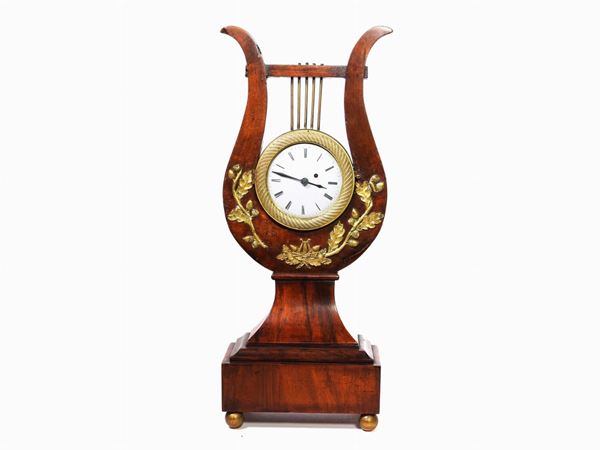 A Walnut Mantel Clock  (Romilly à Paris, early 19th Century)  - Auction The Riz Ortolani and Katyna Ranieri collection / Forniture and Art Objects - III - III - Maison Bibelot - Casa d'Aste Firenze - Milano