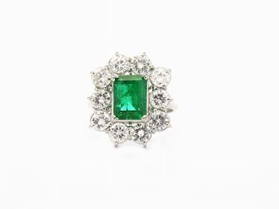 Anello a Margherita in Oro Bianco con Diamanti e Smeraldo