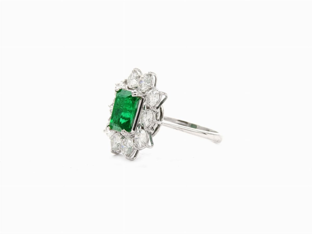 Anello a Margherita in Oro Bianco con Diamanti e Smeraldo