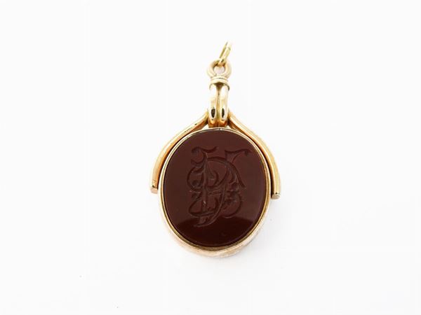 Low alloyed yellow gold pendant with red jasper and carnelian