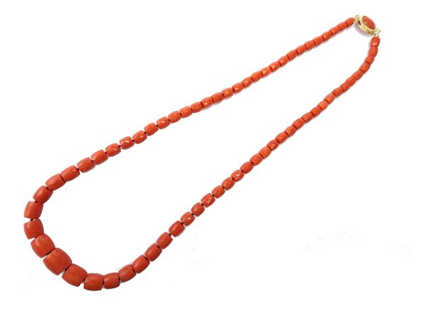Red coral graduated necklace with yellow gold and coral clasp
