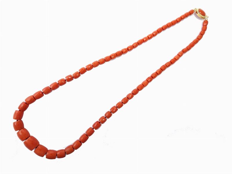 Collana Scalare di Corallo Rosso con Fermezza in Oro Giallo e Corallo