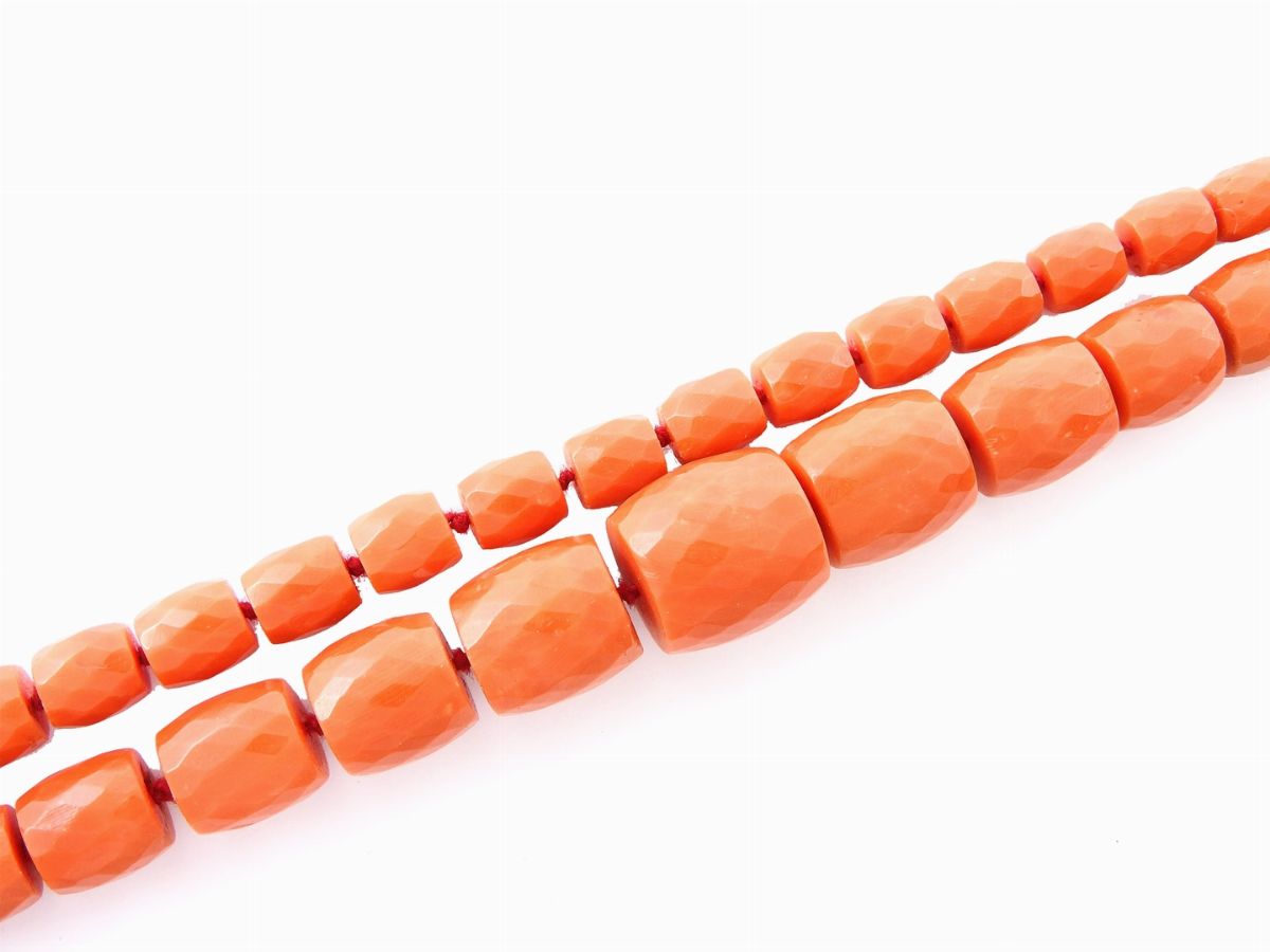 Collana Scalare di Corallo Rosso con Fermezza in Oro Giallo e Corallo