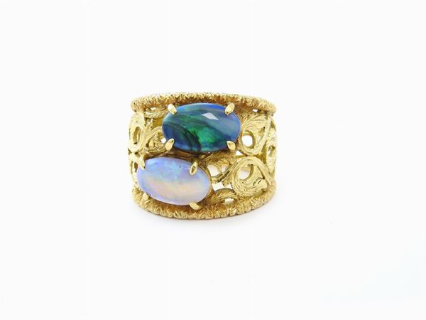 Yellow gold ring with precious opals