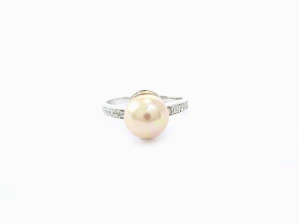 White gold ring with golden cultured pearl and colourless stones
