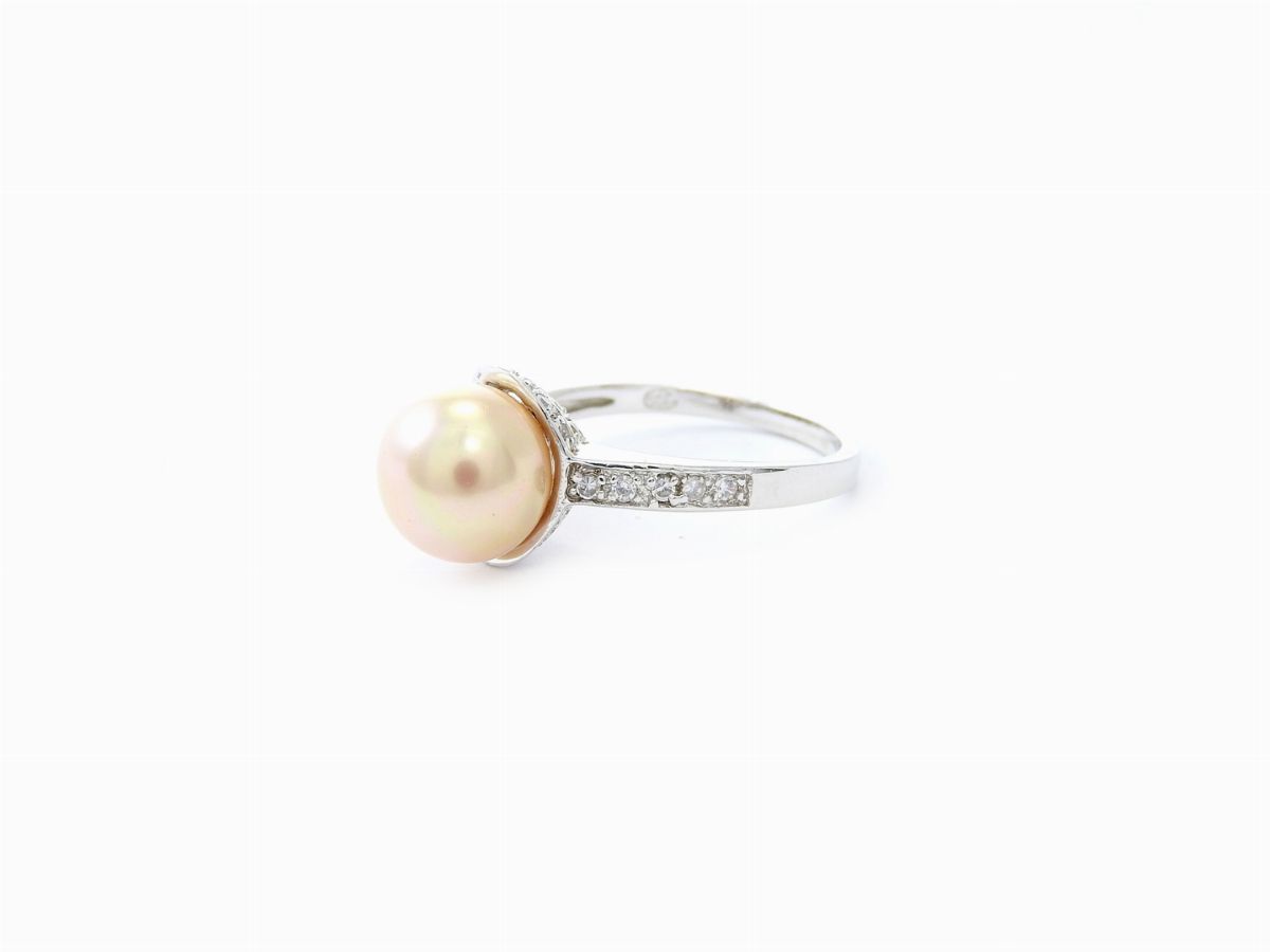 Anello in Oro Bianco, Perla Coltivata Golden e Pietre Incolori