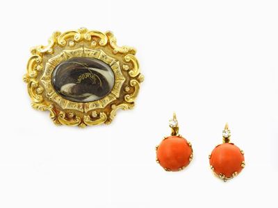 Orecchini in Oro Giallo, Coralli e Diamanti e Spilla Porta Reliquia in Oro Giallo
