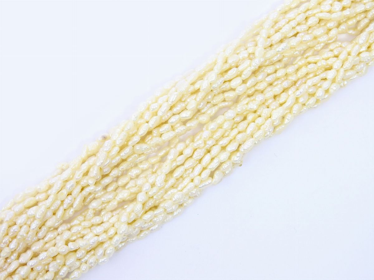 Girocollo in Perle Coltivate a Grana di Riso di Acqua Dolce con Fermezza in Oro Giallo