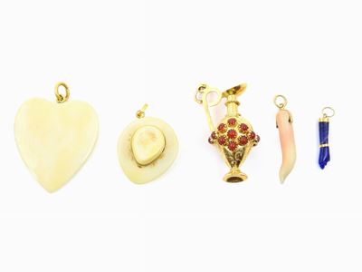 Cinque Pendenti in Oro Giallo, Rubini, Zaffiro, Corallo e Avorio