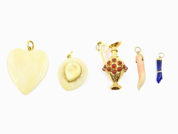 Cinque pendenti in oro giallo, rubini, zaffiro, corallo e avorio
