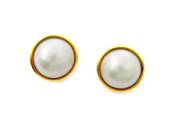 Yellow gold earrings with mabe pearls