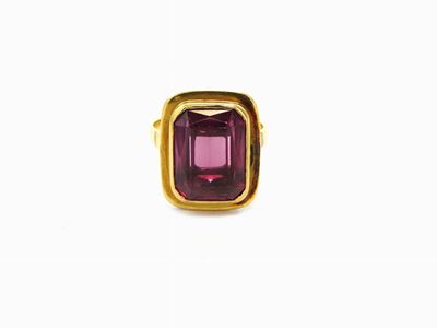 Anello in Oro Giallo con Corindone Sintetico Imitazione Alessandrite