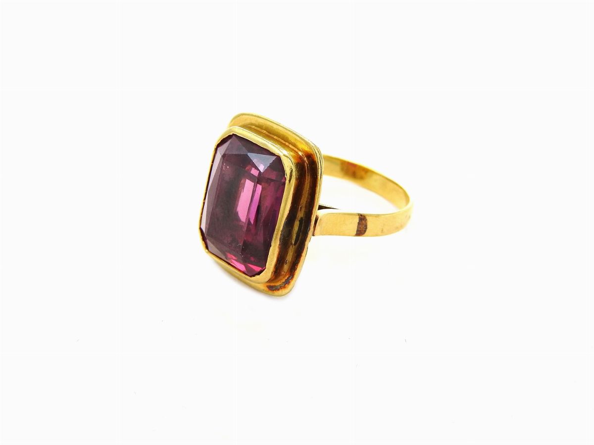 Anello in Oro Giallo con Corindone Sintetico Imitazione Alessandrite