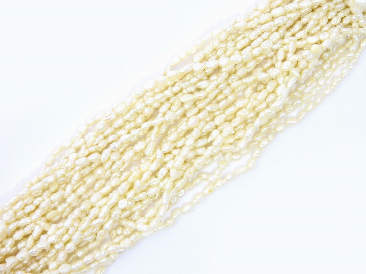 Girocollo di Perle Coltivate di Acqua Dolce a Grana di Riso con Fermezza in Oro Giallo