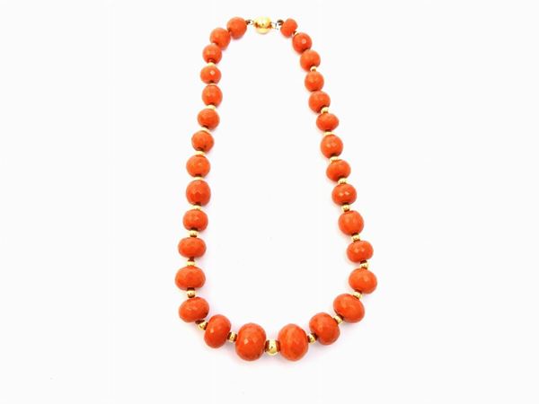 Yellow gold and orangish red coral necklace