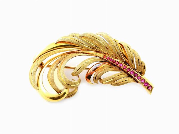 Yellow gold brooch with rubies