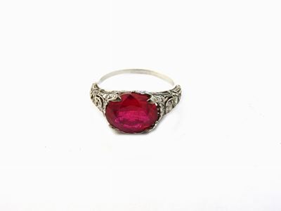 Anello in Oro Bianco con Diamanti e Pasta Vitrea Rossa