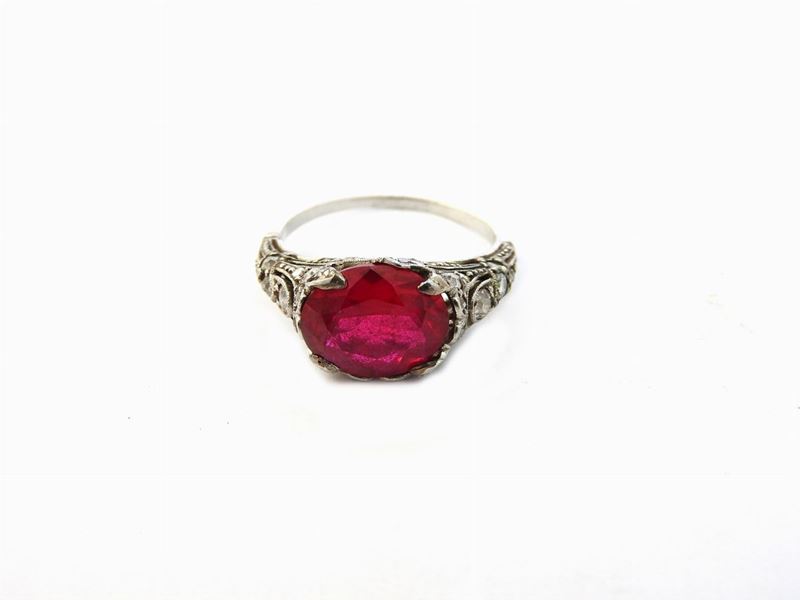 Anello in Oro Bianco con Diamanti e Pasta Vitrea Rossa