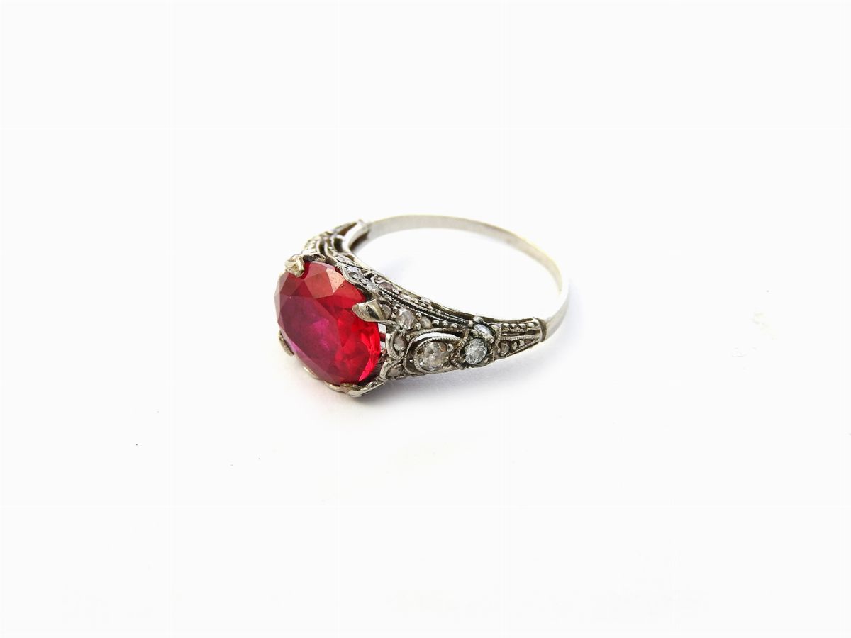 Anello in Oro Bianco con Diamanti e Pasta Vitrea Rossa