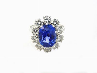 Anello a Margherita in Oro Giallo con Diamanti e Zaffiro Naturale