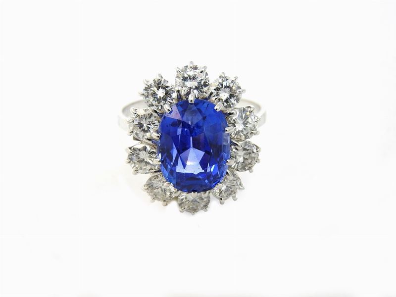 Anello a Margherita in Oro Giallo con Diamanti e Zaffiro Naturale