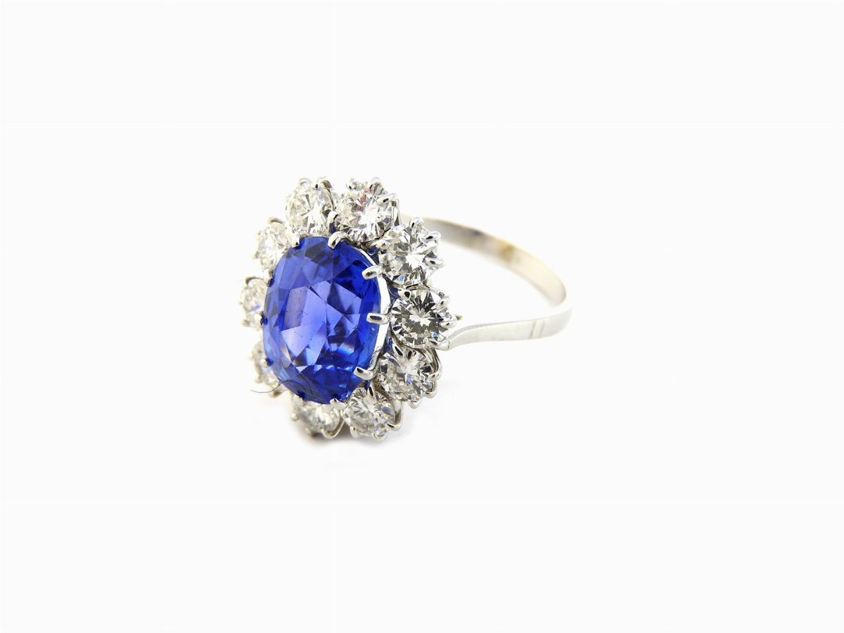 Anello a Margherita in Oro Giallo con Diamanti e Zaffiro Naturale