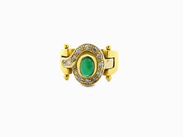 Anello a margherita in oro giallo, agata verde e pietre incolori di contorno