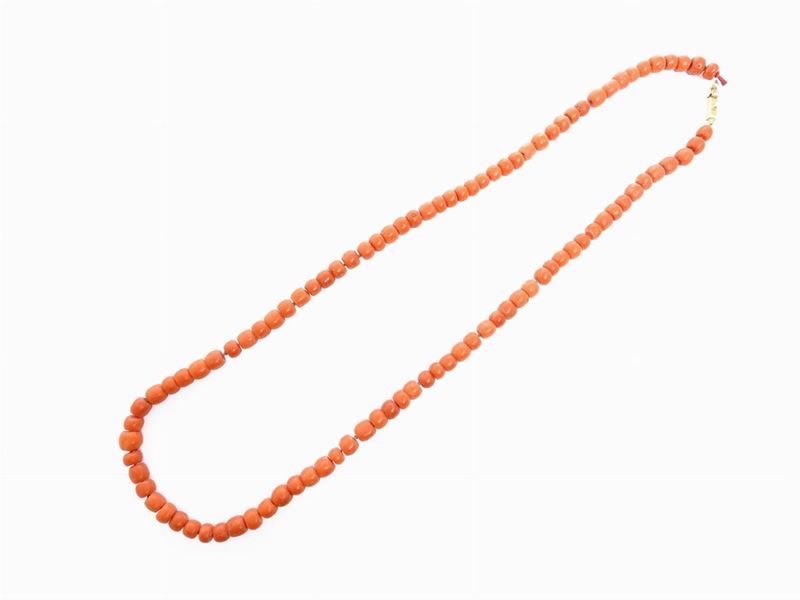 Collana Leggermente Scalare in Corallo Rosso con Fermezza in Oro Giallo