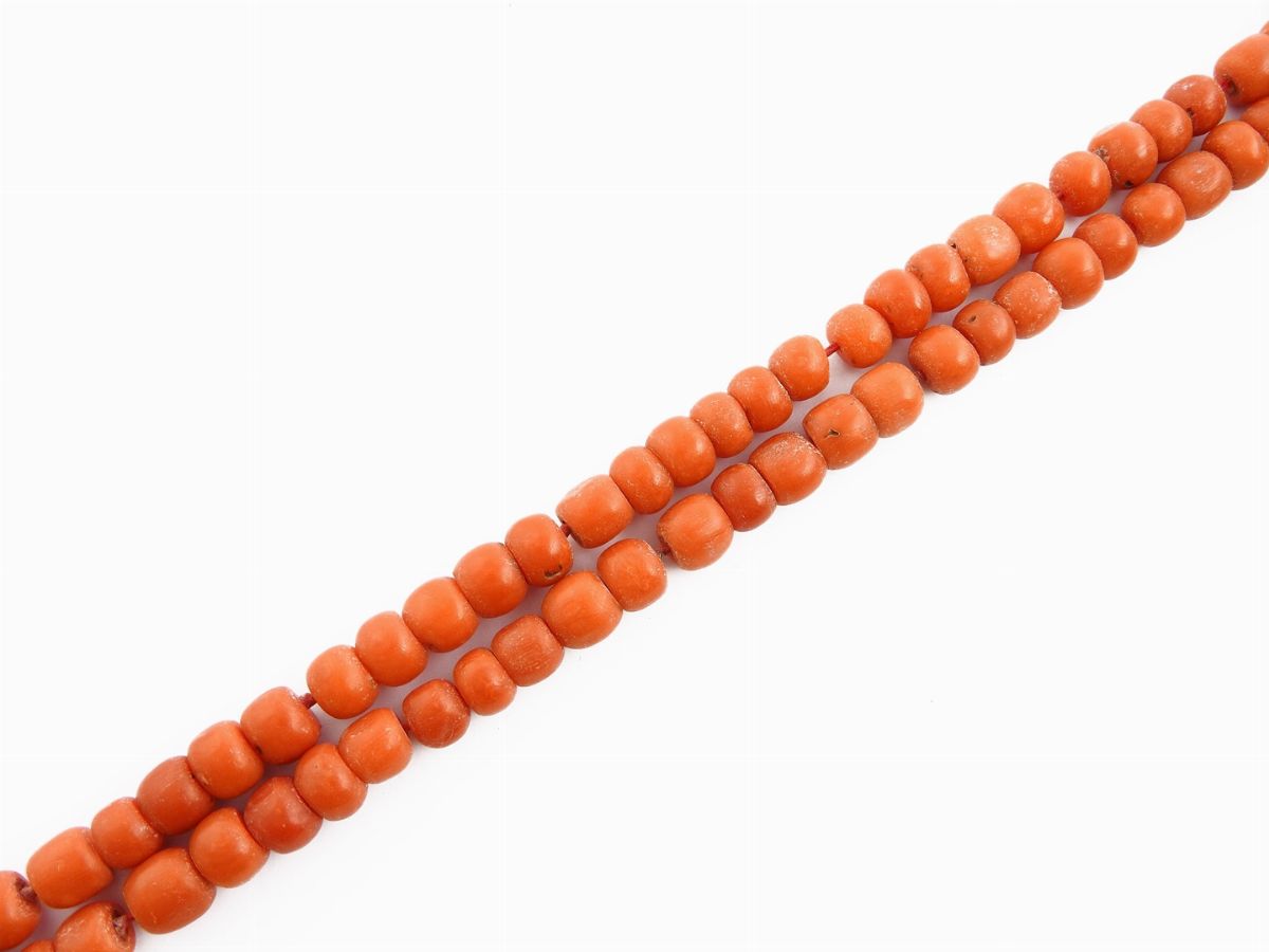 Collana Leggermente Scalare in Corallo Rosso con Fermezza in Oro Giallo