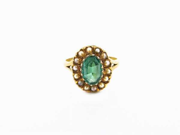 Anello a margherita in oro giallo, microperle e pietra verde