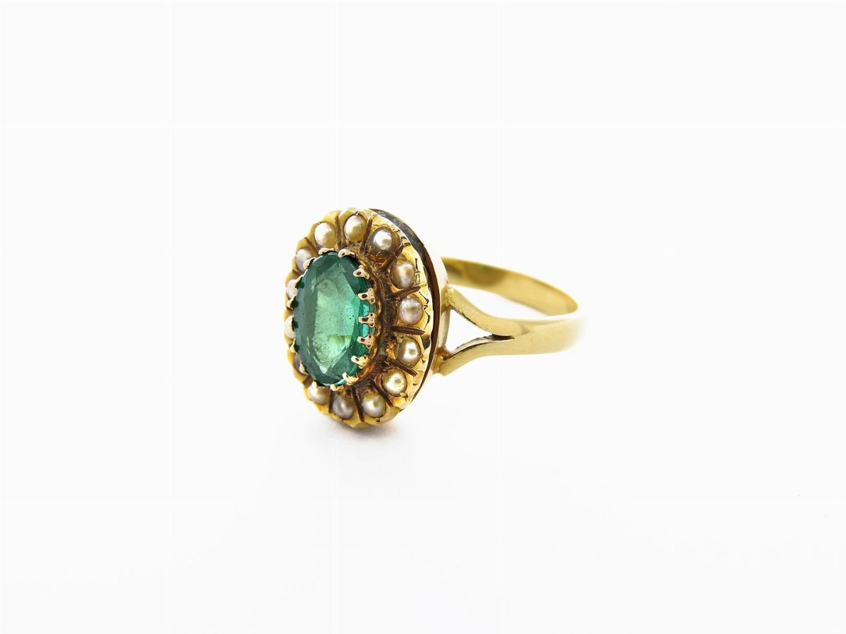 Anello a Margherita in Oro Giallo, Microperle e Pietra Verde
