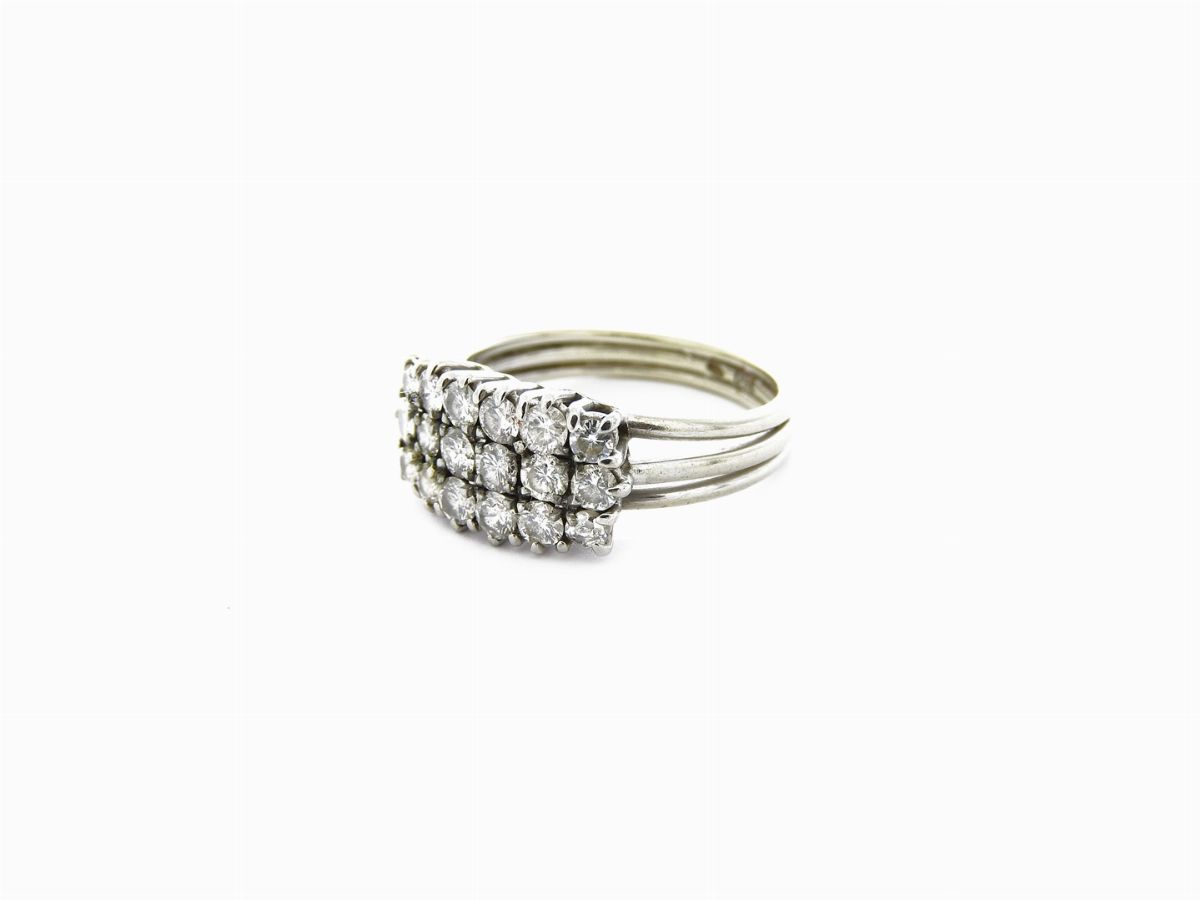 Anello a Piastra in Oro Bianco e Diamanti