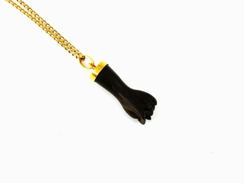 Catena a Maglia Grumetta in Oro Giallo con Pendente in Oro Giallo ed Ebano