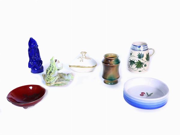 Lotto di oggetti in ceramica e terracotta smaltata