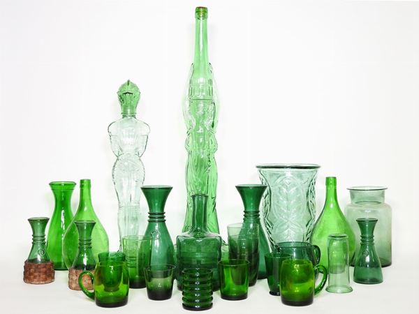 Grande lotto di oggetti in vetro verde