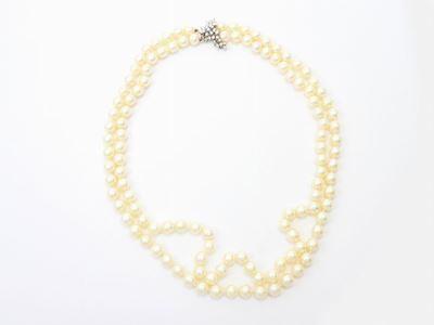 Collana a Due Fili di Perle Coltivate Akoya con Fermezza in Oro Bianco e Diamanti