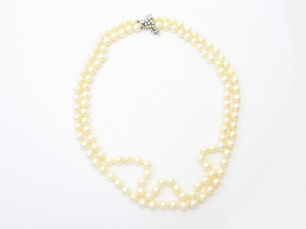 Collana a due fili di perle coltivate Akoya con fermezza in oro bianco e diamanti