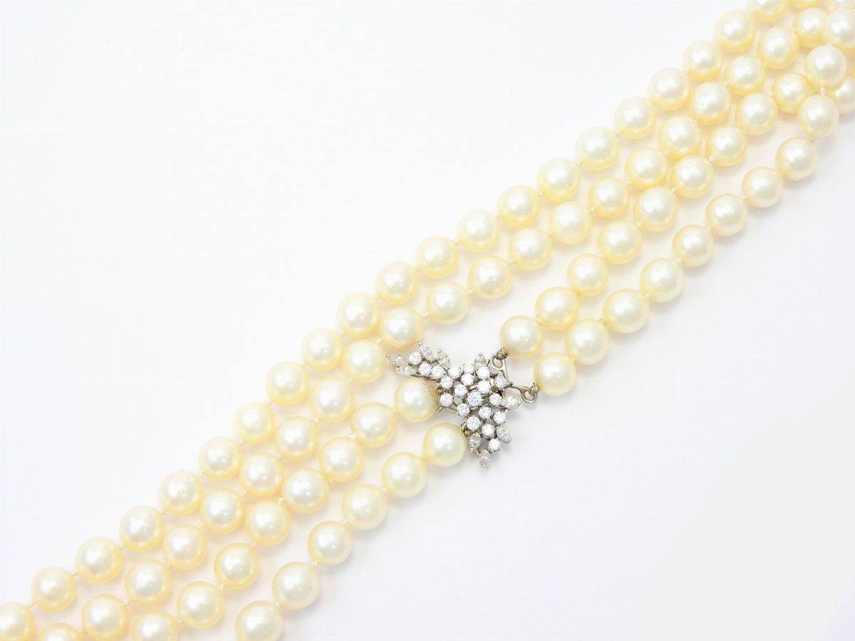 Collana a Due Fili di Perle Coltivate Akoya con Fermezza in Oro Bianco e Diamanti