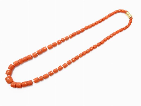 Orange red graduated coral necklace with yellow gold clasp